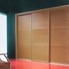 Frontal de armario formada por tres puertas corredera el hueco del armario es 210 de nacho por 250 de alto
