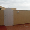 Instalar planchas de policarbonato para elevar la altura de un muro