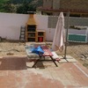 Diseño jardín con barbacoa y muy soleado