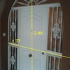Colocación puerta metálica en un arco
