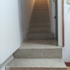 Cubrir escalera cerámica con vinilo antideslizante, con corte de 2 puertas metálica/madera