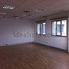 Limpieza oficinas vacías sin baños con ventanas y persianassuelo de parquet