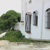 Fachada con enfosque deteriorado por zonas parez interior con humedades arreglar y pintar
