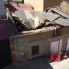 Demoler una antigua bodega-cuadra de adobe y ladrillo
