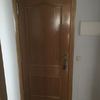 Carpintero para poner una puerta