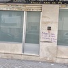 Poner una rampa en la entrada de la oficina para minusvalidos para salvar un escalon de 15-20cm