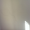 Pintura habitación infantil con grietas a reparar