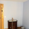 Amueblar habitación vacía y salón con sofá y tv colgada