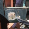 Cambiar cerradura y manera de reja metalica