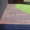 Lijado de madera en playa de piscina
