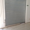 Colocación de puerta de entrada a una tienda, solo tiene una persiana