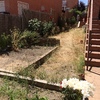 Hormigón y jardineras en parcela