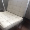 Tapizar el sillón “barcelona” de piel blanco