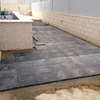 Aplicar barniz con tinte de de cemento impreso sobre terrazo exterior