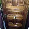 Una puerta blindada con 6 o 7 Plafones