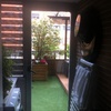 Hacer puerta acceso terraza de aluminio gris y cristal