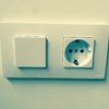 Hacer rozas en habitación de matrimonio, colocar unos alógenos en pasillo y cuartos de baño, colocar led en cocina