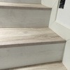 Clavar con puntas el perfil de aluminio de unas escaleras forradas con tarima