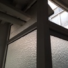 Poner ventana doble hoja + metacrilato ajustando tubos caldera
