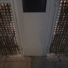 Arreglar pilar de hierro que soporta puertas exteriores