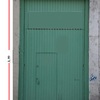 Puerta de acceso a una lonja