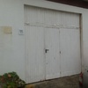 Tirar un portalón de garaje para coches de hierro y poner en su lugar un muro de ladrillo