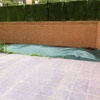 Retirar maleza y allanar la tierra de terraza