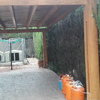 Carpintería madera pergola reparación madera pino de unos 40 metros cuadrados y en la parte superior lona especial para evitar filtraciones de agua de lluvia