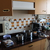 Preparar los azulejos de la cocina y dejarla lisa para pintar con pintura monocolor plastica labable