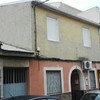 Reforma de fachada con cercado inferior de marmol en ventanas
