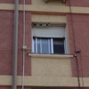 Instalación de toldo en ventana, como el de la foto