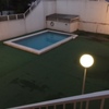 Poner cesped artificial alrededor de una piscina