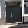 Puerta valla de entrada a vivienda de aluminio