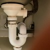 Reparar tubo debajo del fregadero (fuga de agua)