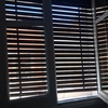 Arreglo de dos persianas de madera de ventana y balcón