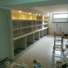 Completar mueble de pladur con cajoneras y puertas de madera lacada blanca