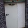 Una puerta de aluninio q deje pasar luz y una reja fija sencilla segura y barata