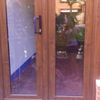 Cambiar puerta de local por puerta de aluminio y cristal blindado
