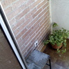 Demoler solado, ampliar hueco de paso y levantar carpintería para incorporar terraza a salón