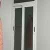 Una ventana de aluminio o pvc