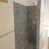 Instalacion puerta abatible en ducha con medidas especiales