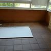 Colocar suelo laminado y zócalo y frontal sobre un suelo de terraza para convertirlo en habitación
