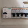 Incluir interruptor horario en cuadro eléctrico con discriminación horaria para que continúe activando acumuladores en horas de tarifa valle
