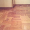 Acuchillar y barnizar parquet de un holl completo de madera del parquet , trozo levantado
