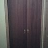 Igualar color de puertas de armarios con el tono de los marcos y puerta de la habitación
