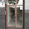 Colocar 20 buzones en la puerta de la entrada a la comunidad, es de cristal con marco de aluminio