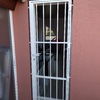 Instalación de rejas lacadas blancas y ventanas de aluminio