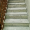 Escalera nueva, acabada y barnizada en comunidad de edificio de tres plantas en erandio (vizcaya)