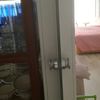Arreglo marco interior de madera de una puerta corredera