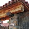 Retirar tejadillo de entrada en estructura de madera y teja árabe